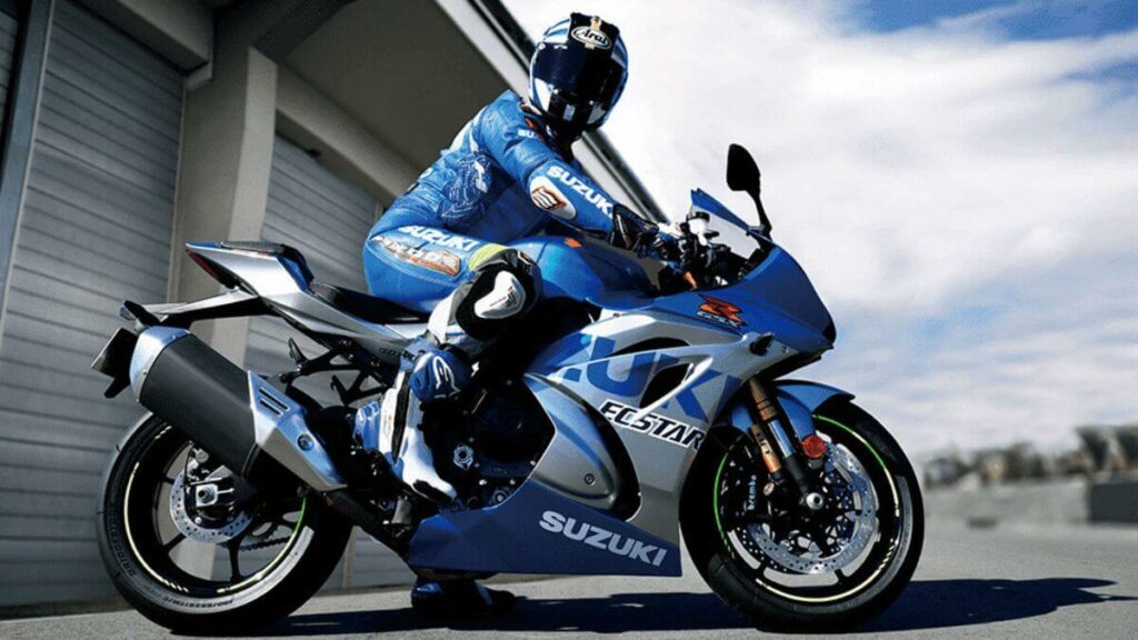 Piloto montado na GSX-S1000R.