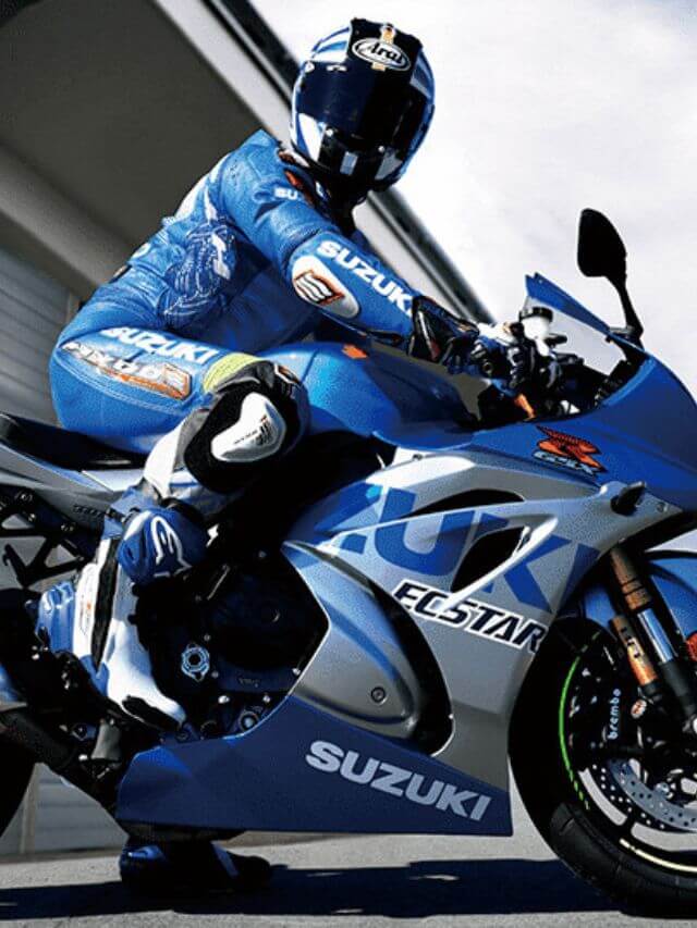 Suzuki GSX-R 1000 2023 de lado, na cor azul.