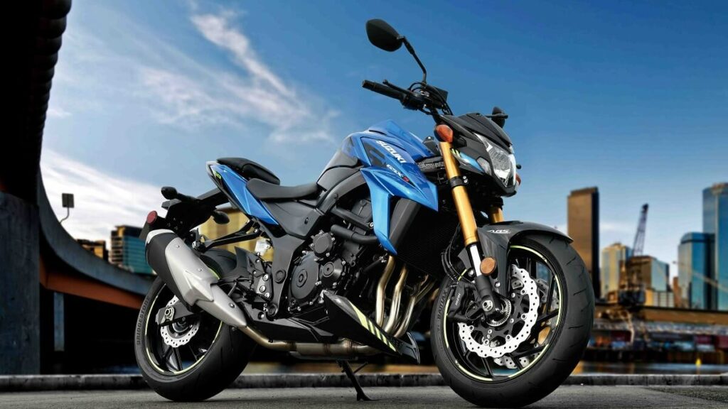 GSX-S750 2023, de lado, na cor azul.