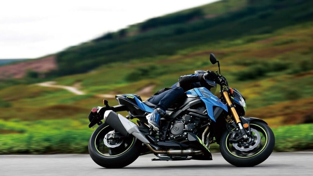GSX-S750 azul, em uma curva.