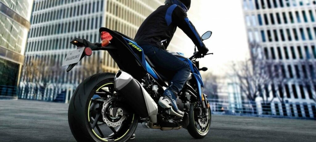 Traseira da GSX-S750 2023, na cor azul.