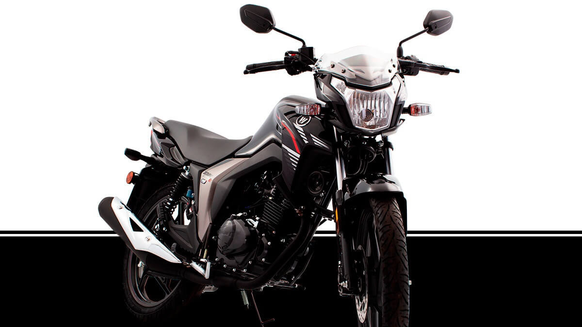 Foto lateral de uma DK 150 2023 preta em um cenário fotográfico