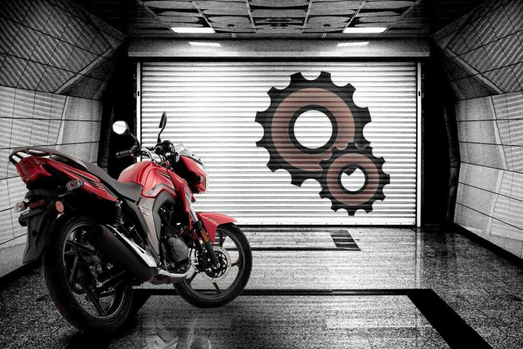 Foto de uma DK 150 2023 vermelha dentro de uma garagem
