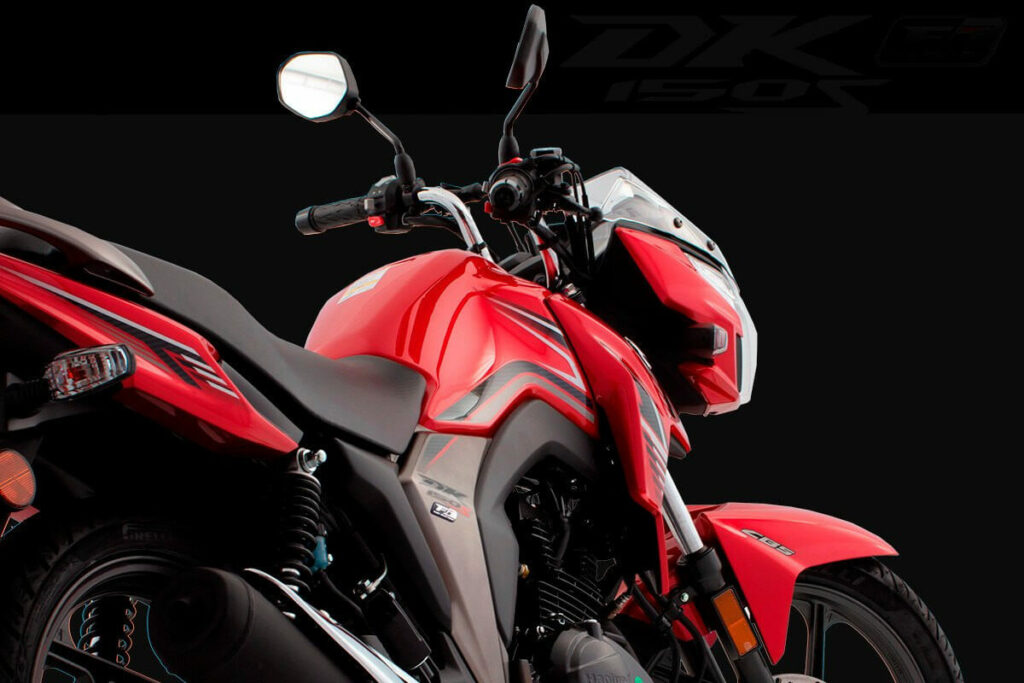 Foto de uma DK 150 2023 vermelha, a foto da ênfase na visão traseira da moto.