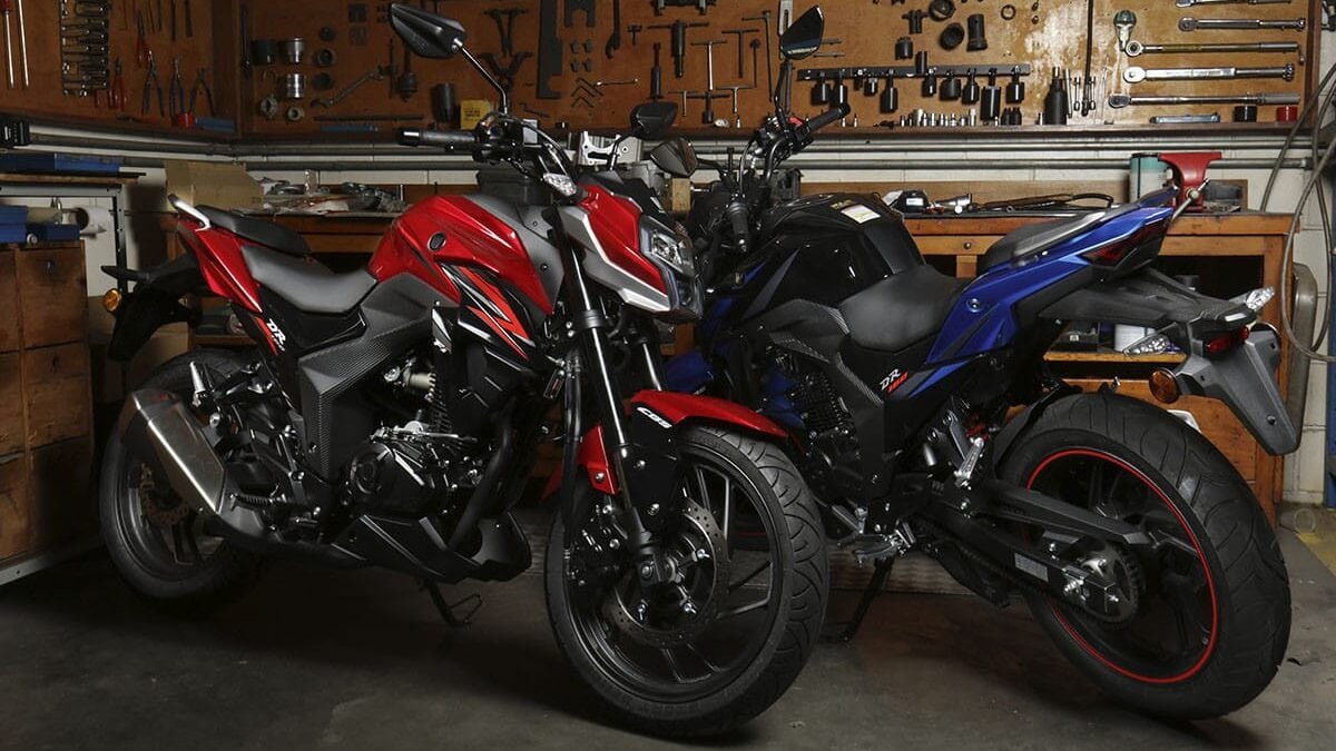 Foto lateral de duas DR 160 2023, ambas estacionadas dentro de um estúdio de fotos