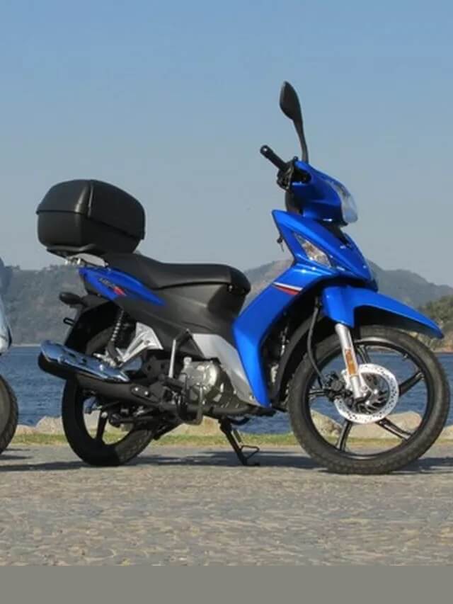 Foto lateral de uma Haojue Lindy 125 2023 azul em uma praia