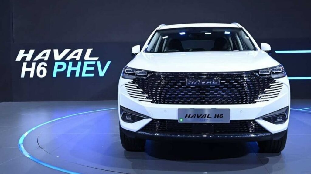 Foto frontal de um Haval H6 PHEV 2023 branco