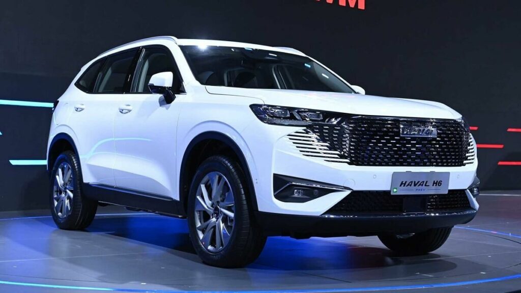Foto lateral frontal de um GWM Haval H6 PHEV 2023