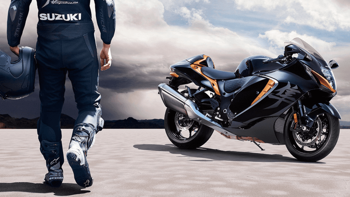 Piloto andando em direção a Hayabusa 2023 preta.