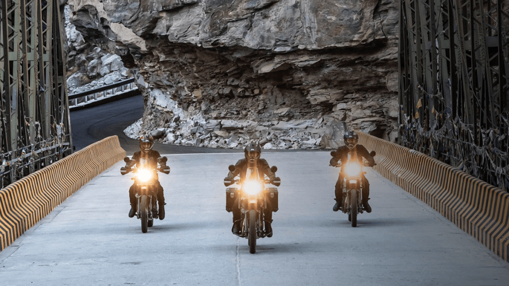 3 pessoas andando com a Himalayan 411.
