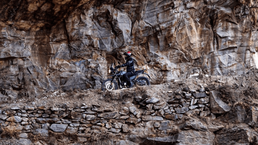 Homem andando com uma Himalayan em uma pedreira.