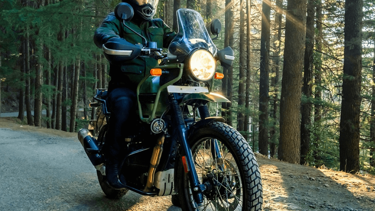 Uma Royal Enfield Himalayan 411 2023 na floresta.