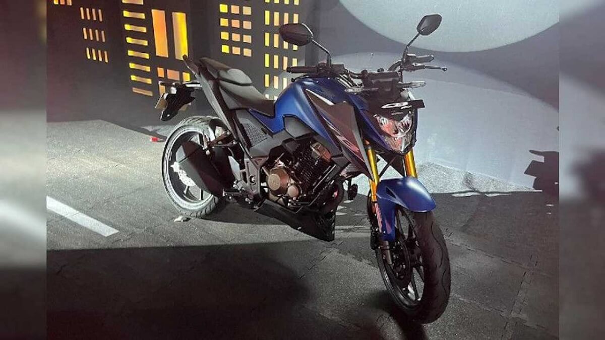 Foto de uma CB 300F 2023 indiana azul estacionada