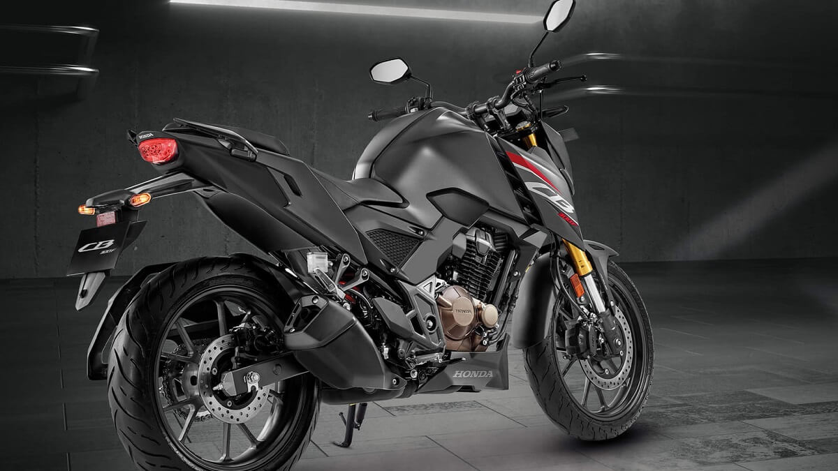 Foto lateral de uma CB 300F 2023