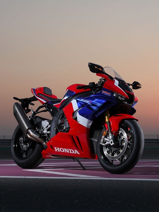 Foto lateral frontal de uma Honda CBR 1000 RR-R 2023