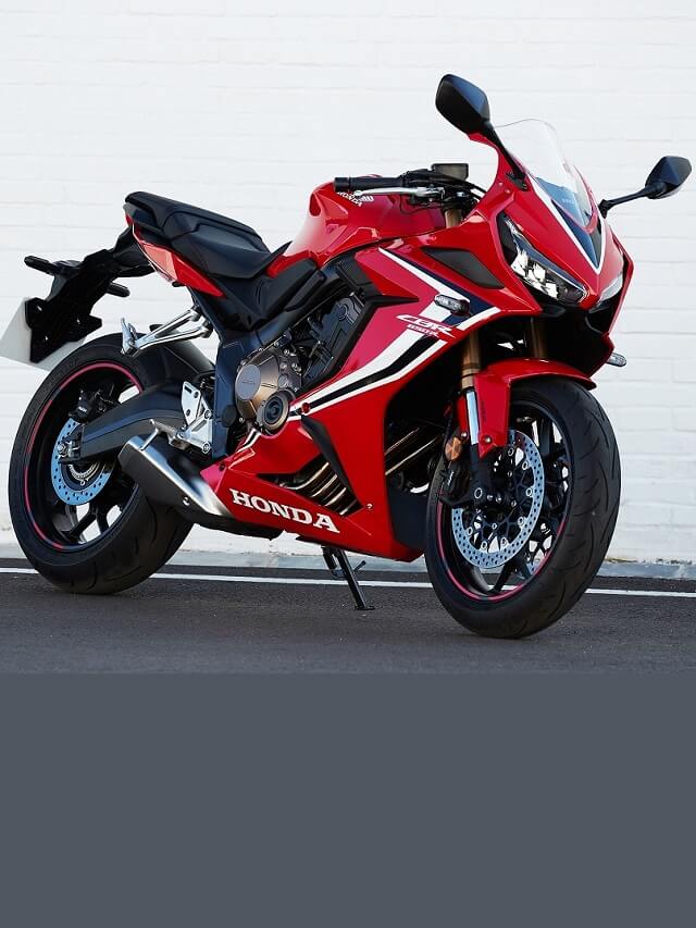 Foto lateral de uma CBR 650 R 2023 vermelha