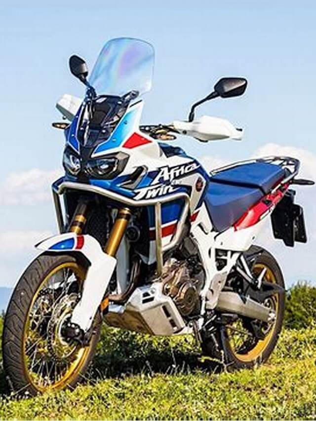 Foto de uma Honda CRF 1100L 2023 em um gramado