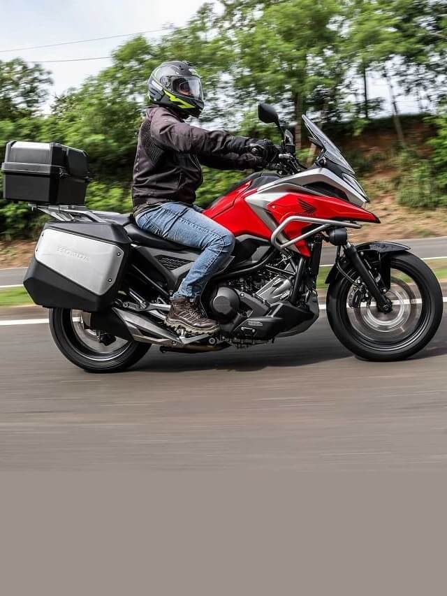 Foto de uma pessoa pilotando uma NC 750X 2023 vermelha