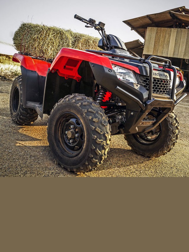 Foto frontal de um TRX 420 Fourtrax 2023 carregado com feno