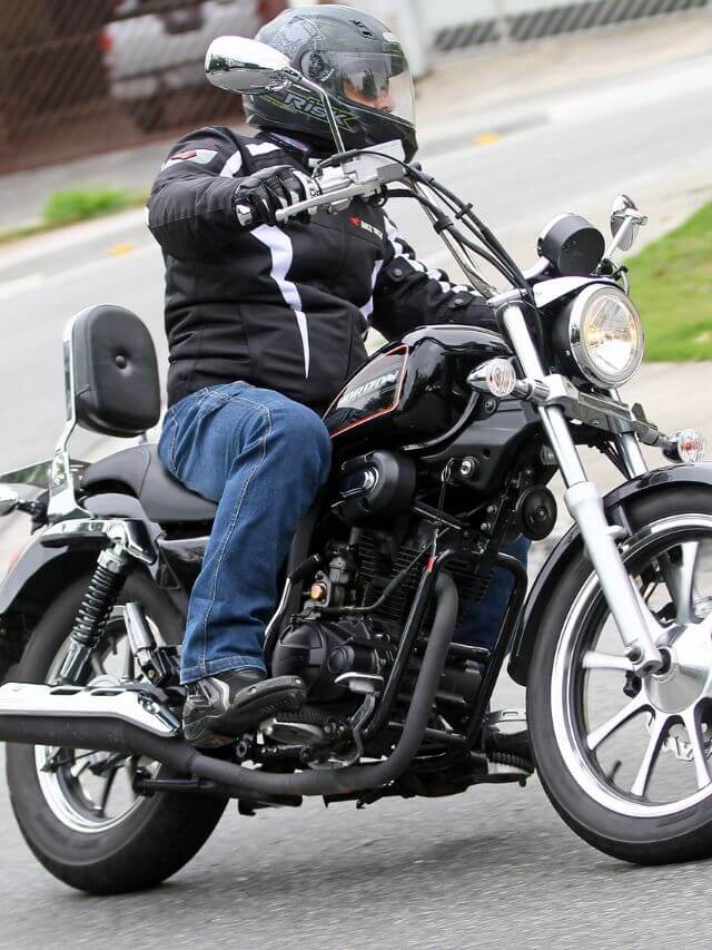 Homem fazendo curva com a Horizon 150.