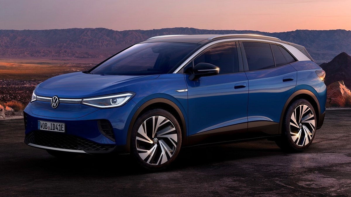 Foto frontal de um Volkswagen ID.4 azul sob um por do sol