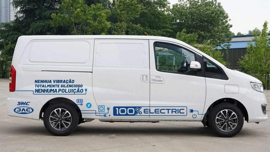 Foto lateral de um furgão E-JV 5.5 2023 branco estacionado no asfalto