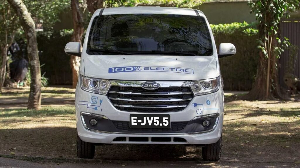 Foto frontal do E-JV 5.5 2023 branco estacionado em uma rua