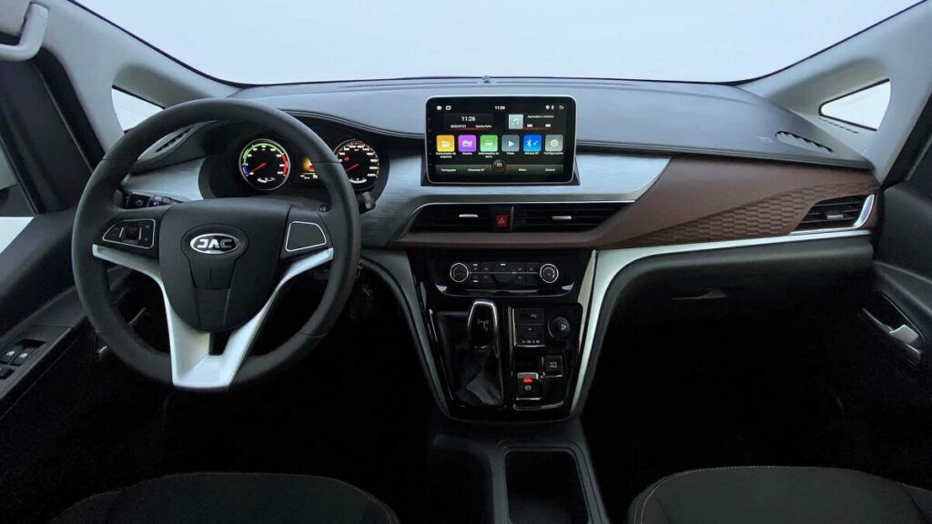 Foto da cabine interior do E-JV 5.5 2023