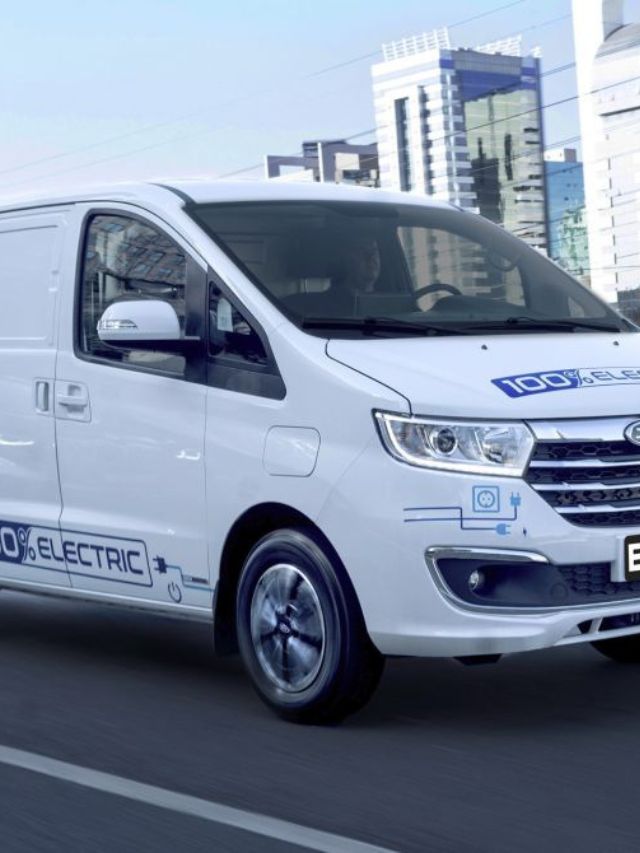 Furgão branco na cidade