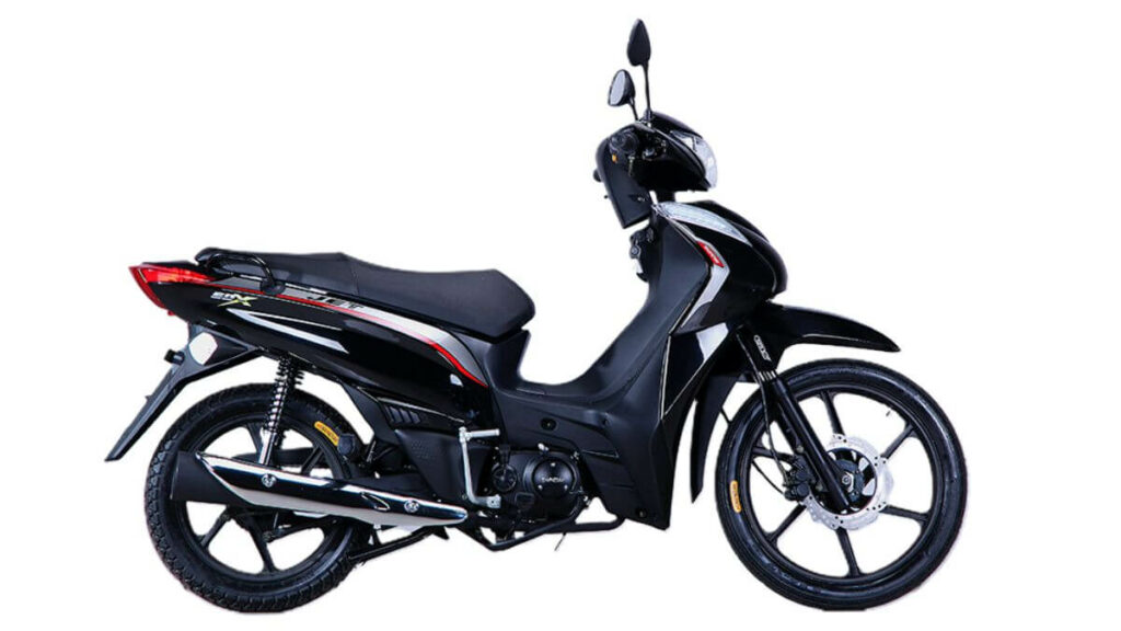 Jet 50 2023 preta, de lado.