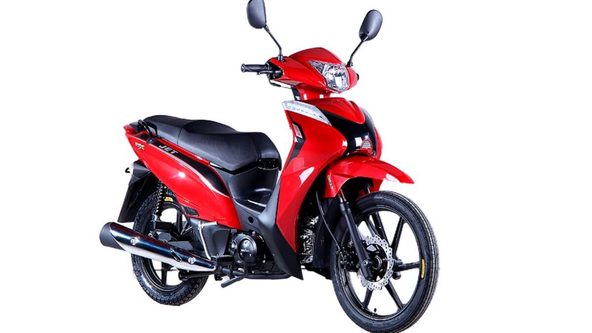 Jet 50 vermelha, em diagonal.