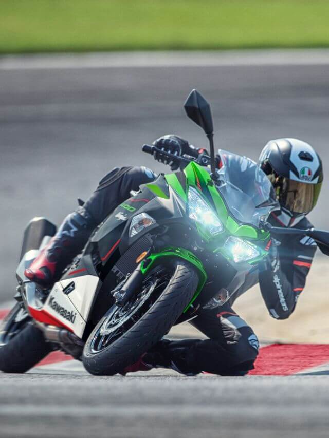Ninja 400 na pista de corrida.