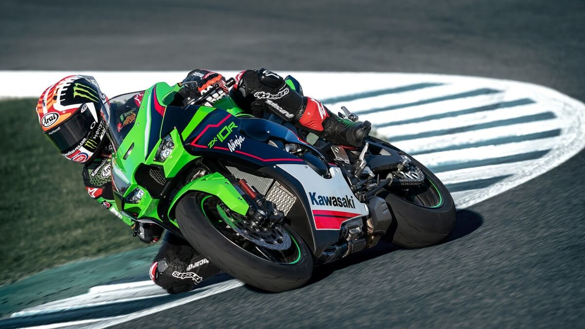 Kawasaki ZX-10R 2023 verde, em uma curva.