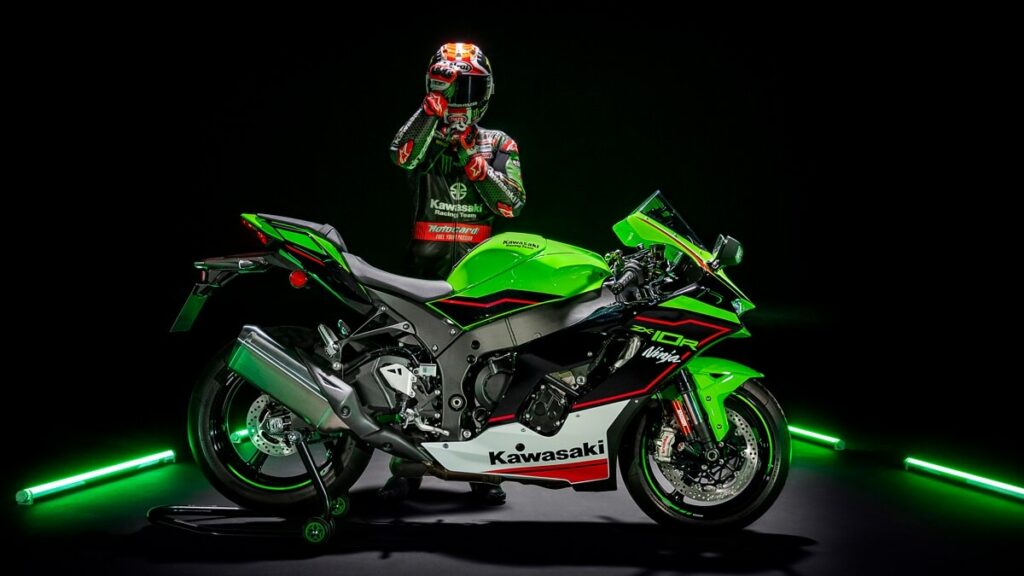 Ninja ZX-10R 2023 verde, parada de lado.