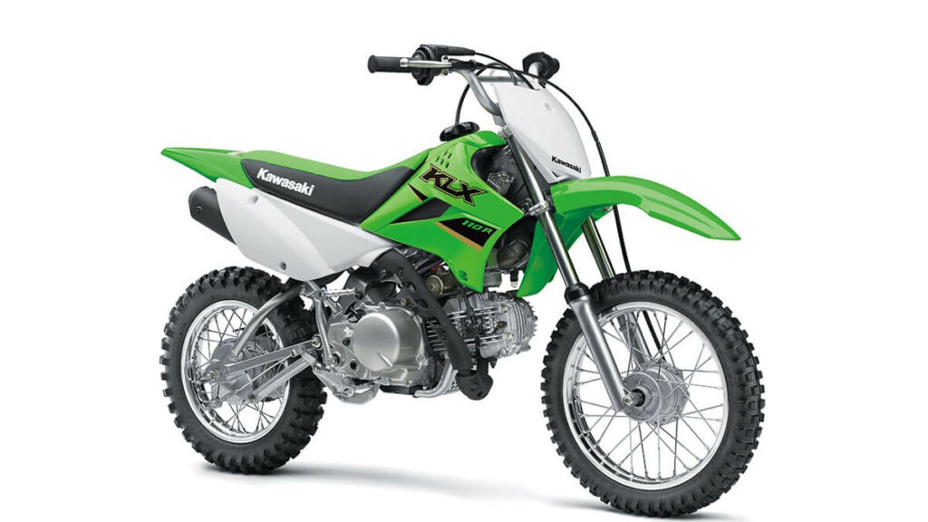 KLX 110R verde, em diagonal.