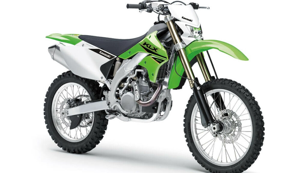KLX 450R 2023, moto de trilha, na cor verde.