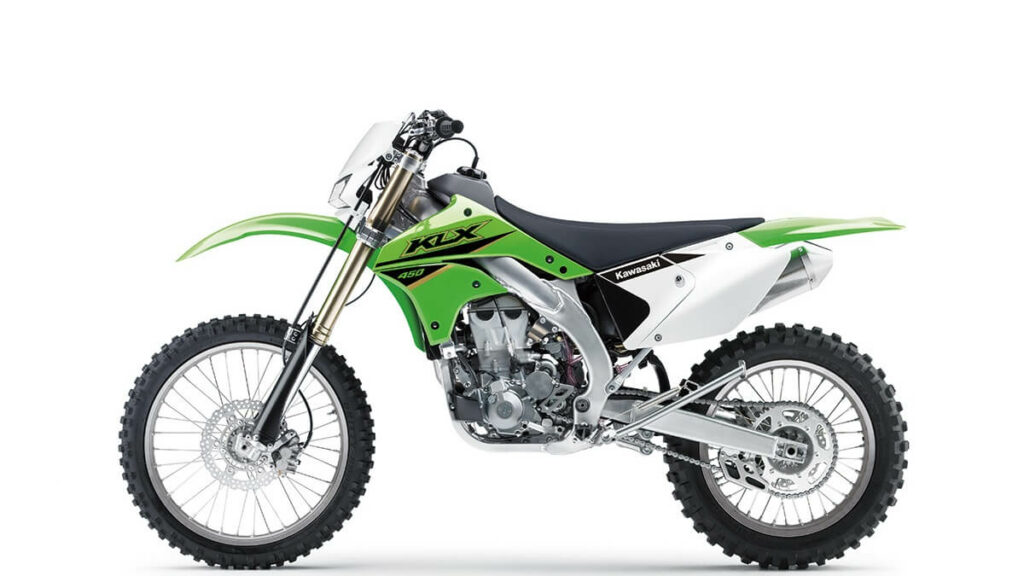 KLX 450R 2023 verde, virada para a esquerda.