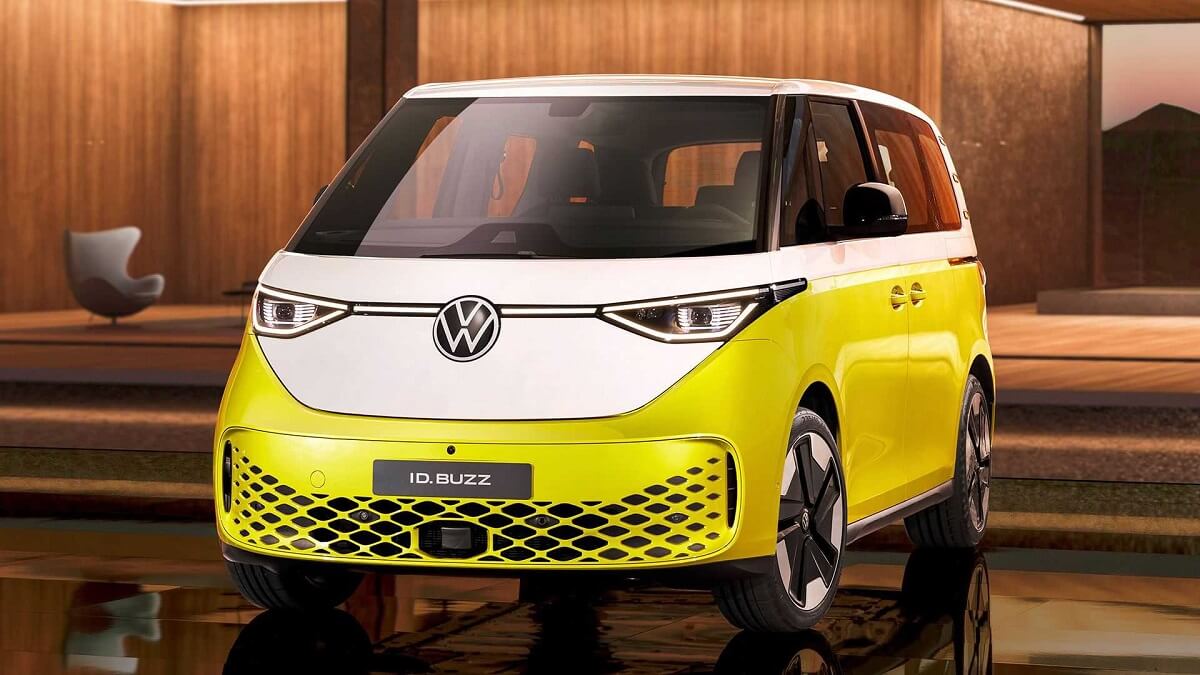 Foto frontal de uma Kombi elétrica amarela