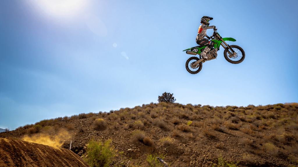 Piloto rampando com a KX 250 2023.