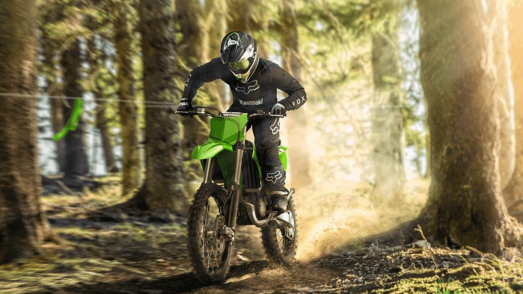 KX 250X 2023, dentro da mata.