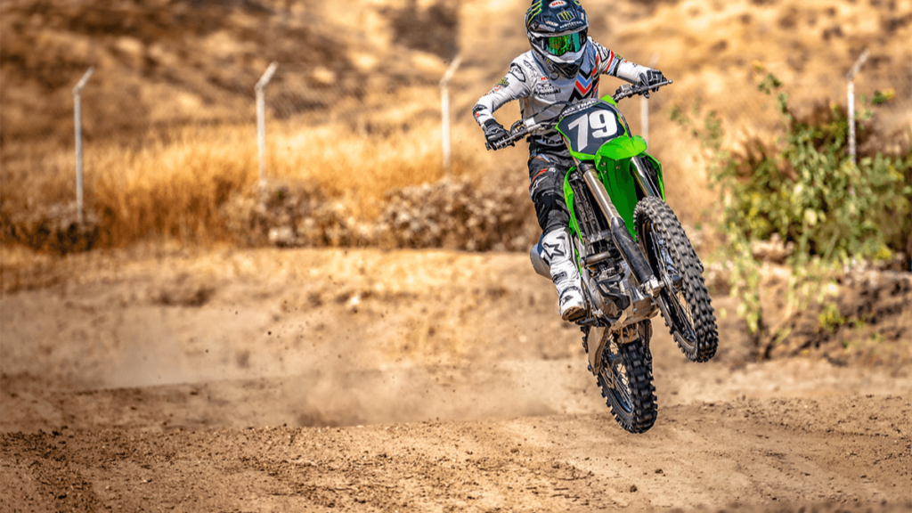 KX 250 2023 correndo, eu uma estrada de barro.