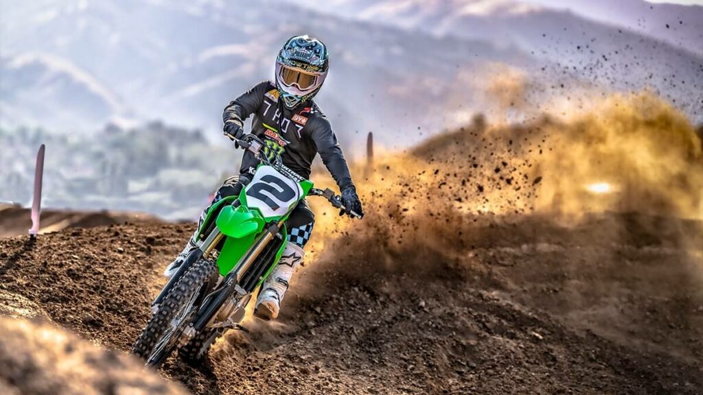 KX 450 2023 em uma trilha de barro.