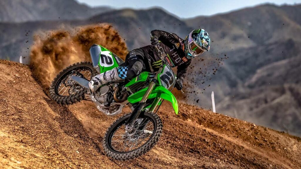 KX 450 2023 em uma corrida de motocross.