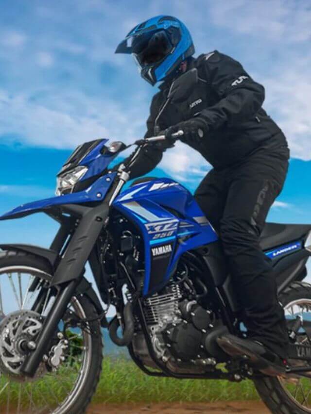 Lander 250 azul, em uma trilha.