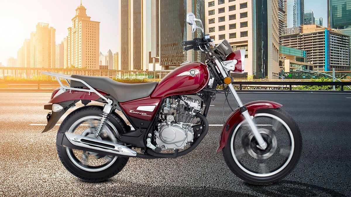 Foto lateral de uma Chopper Road 150 2023 vermelha