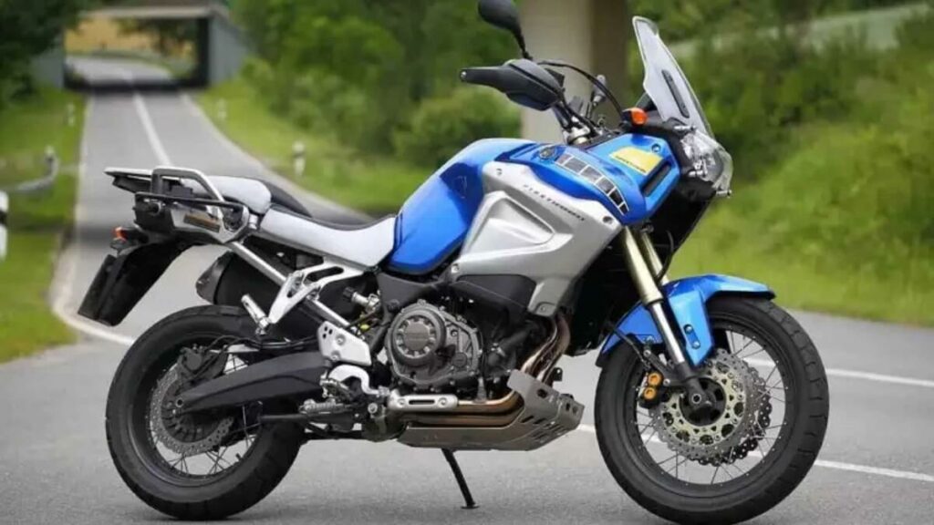 Foto lateral de uma Super Ténéré 2023 azul estacionada no asfalto