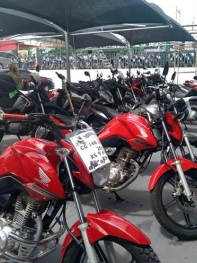 Motos sendo leiloadas.