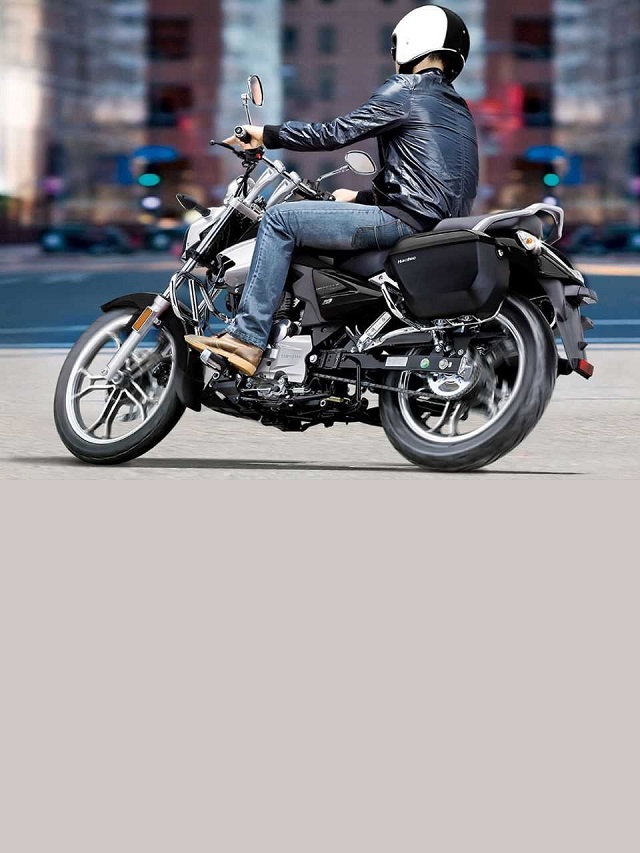 Foto de uma Master Ride 150 2023 andando em uma rua