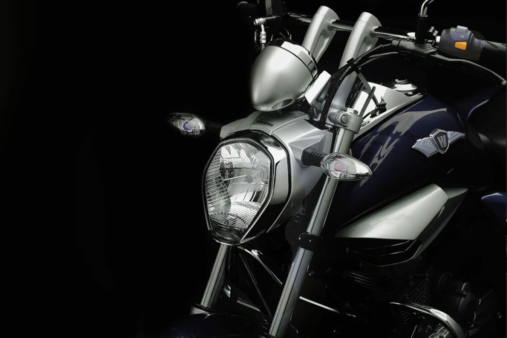 Foto do farol frontal da Master Ride 150 2023