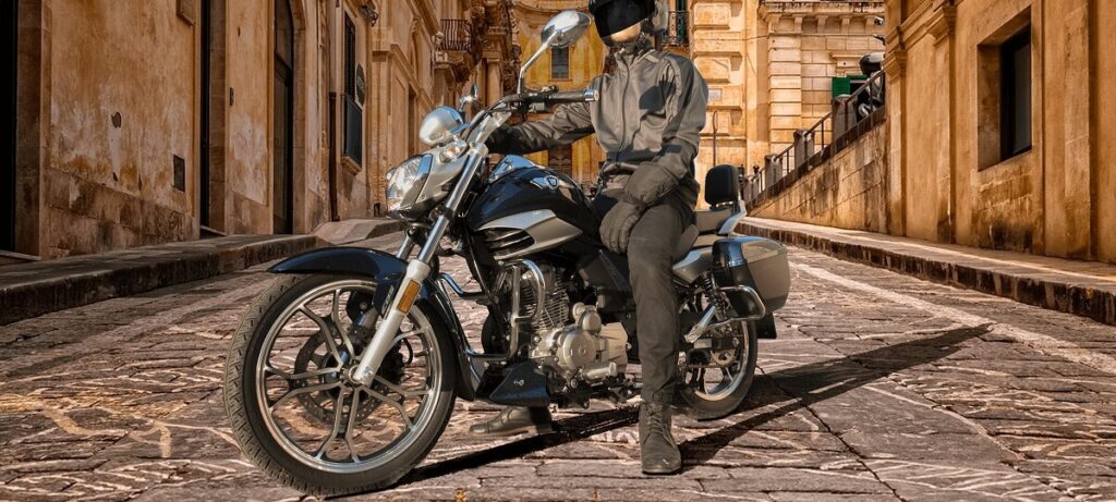 Foto de uma pessoa em cima de uma Master Ride 150 2023 azul